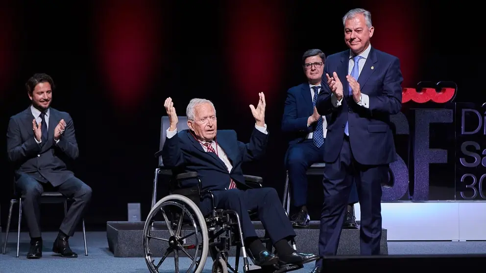 Jos&eacute; Luis Garrido Bustamante, junto al alcalde de Sevilla Jos&eacute; Luis Sanz