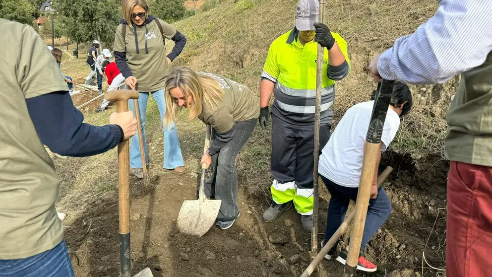 La alcaldesa de Granada Marifr&aacute;n Carazo ha participado en la plantaci&oacute;n