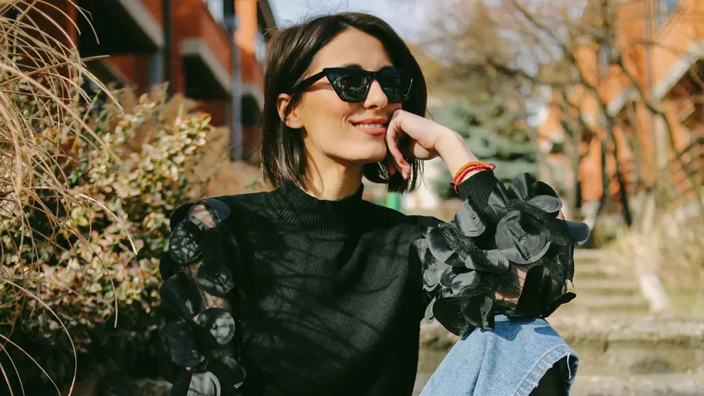 Una mujer a la moda con art&iacute;culos de El Corte Ingl&eacute;s