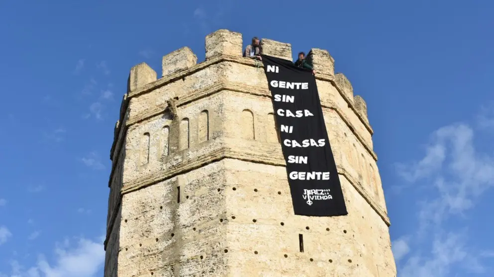 Pancarta colocada en la torre octogonal del Alc&aacute;zar