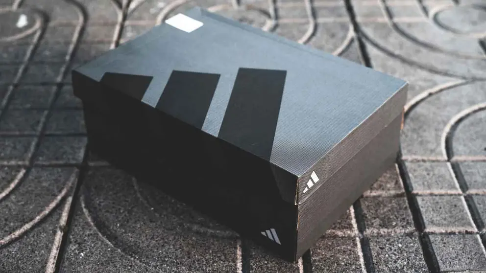 Caja de zapatillas Adidas
