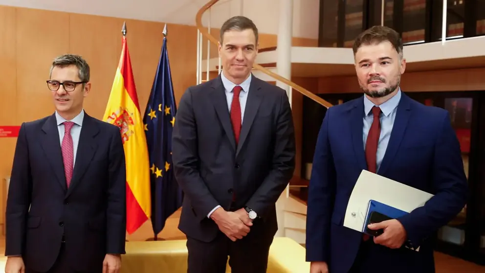 Pedro S&aacute;nchez, escoltado por F&eacute;lix Bola&ntilde;os y Gabriel Rufi&aacute;n