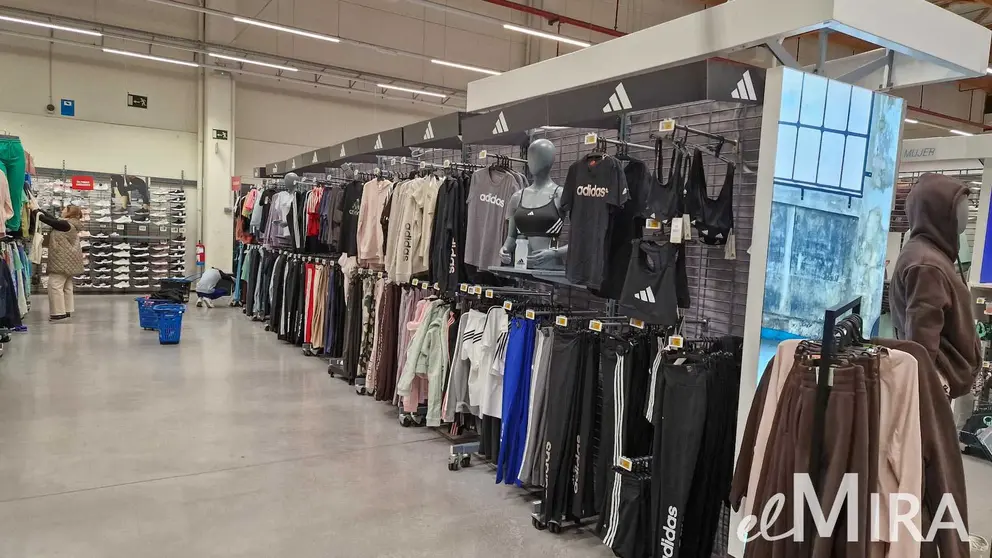 Pasillo de secci&oacute;n de moda mujer en Decathlon