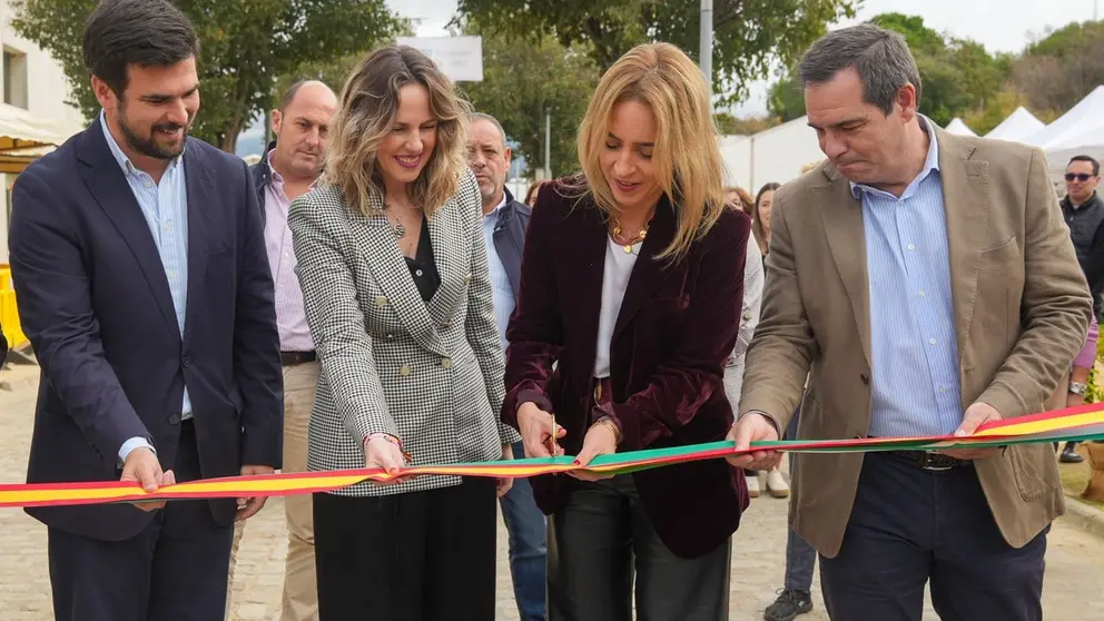 Almudena Mart&iacute;nez, durante la inauguraci&oacute;n de la Feria de Apicultura