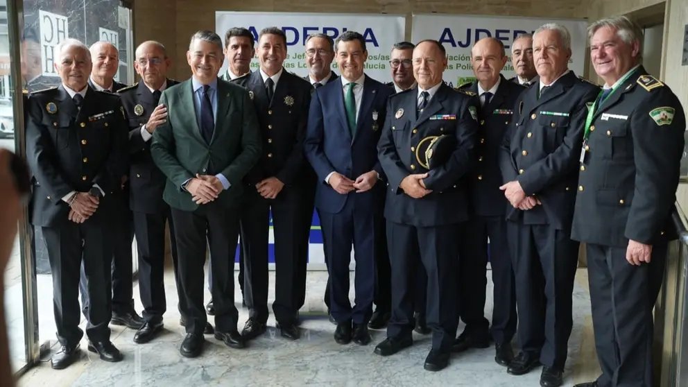 Juanma Moreno ha elogiado la labor de los polic&iacute;as locales de Andaluc&iacute;a