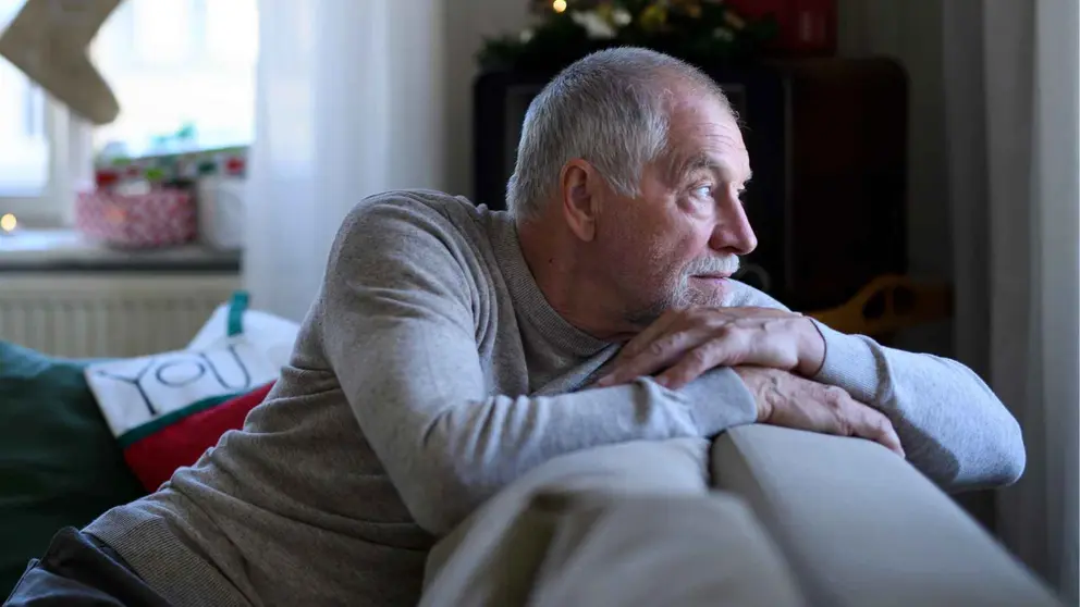 Un pensionista preocupado por el estado de su paga extra de Navidad