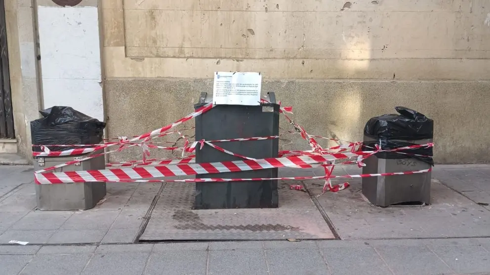 Contenedores precintados en la Plaza San Andr&eacute;s