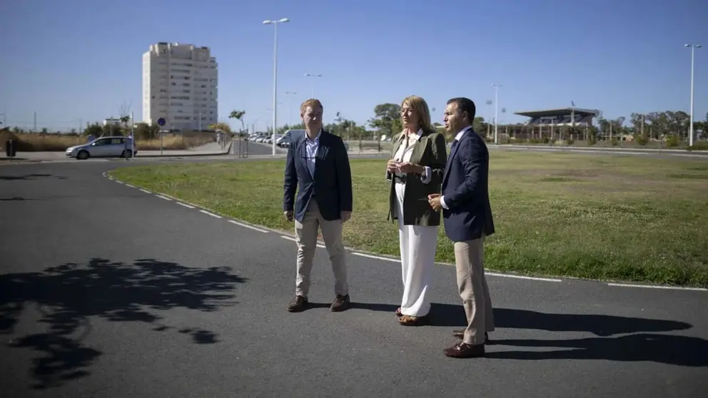 La visita de Pilar Miranda, Felipe Arias y Alfonso Castro a la zona en la que ir&aacute; la residencia