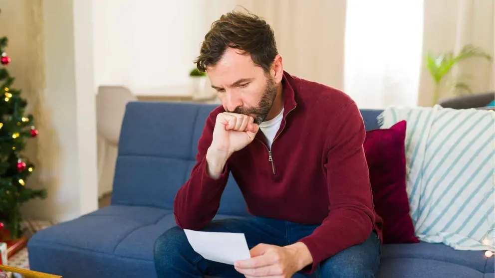 Un pensionista revisa el estado de su paga extra de Navidad