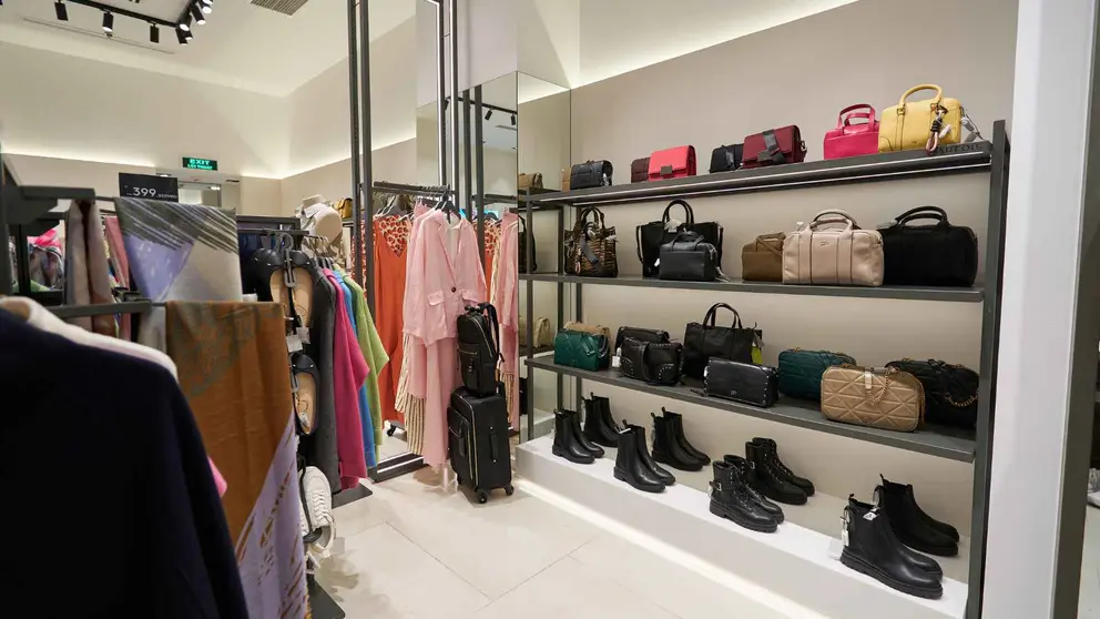 Secci&oacute;n de bolsos de una tienda de Parfois