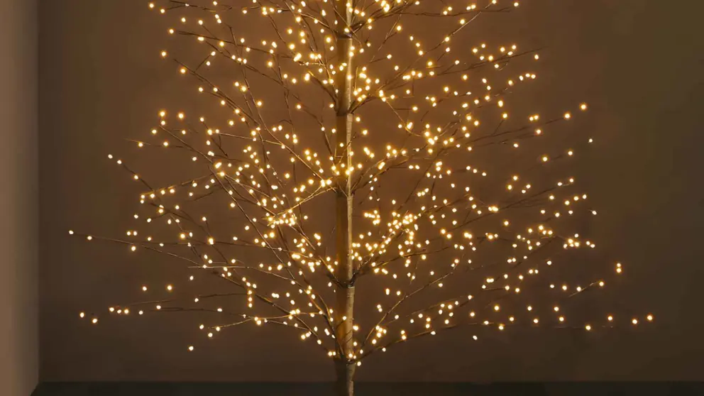 &Aacute;rbol de navidad aesthetic con luces LED de Zara Home