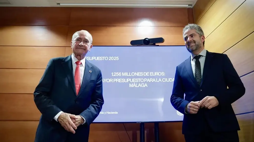 El alcalde Francisco de la Torre, junto al concejal Carlos Conde