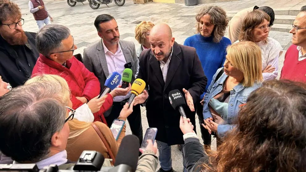 Miembros de La Confluencia y el PSOE en la atenci&oacute;n a los medios (1)