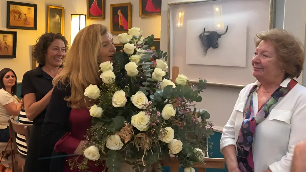 Familiares de Faustino Rodr&iacute;guez recibiendo un ramo en homenaje del fundador del Bar Juanito