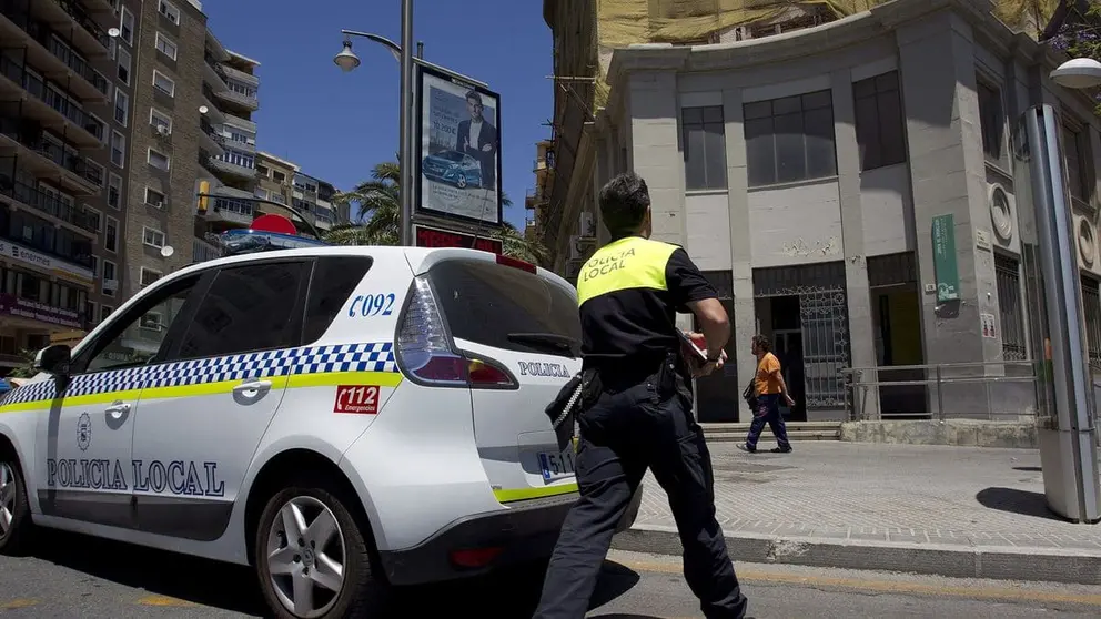Un polic&iacute;a local de C&aacute;diz, en una imagen de archivo