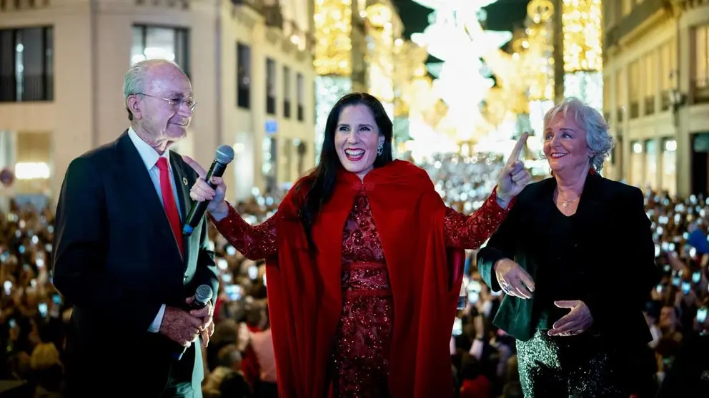Diana Navarro, junto a Francisco de la Torre, alcalde de M&aacute;laga