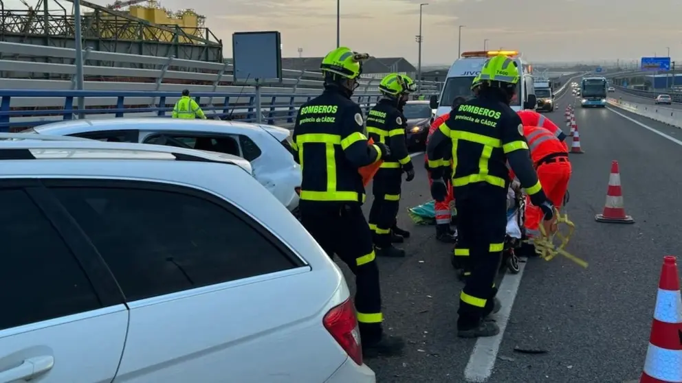 Los bomberos se desplazaron hasta el lugar del accidente