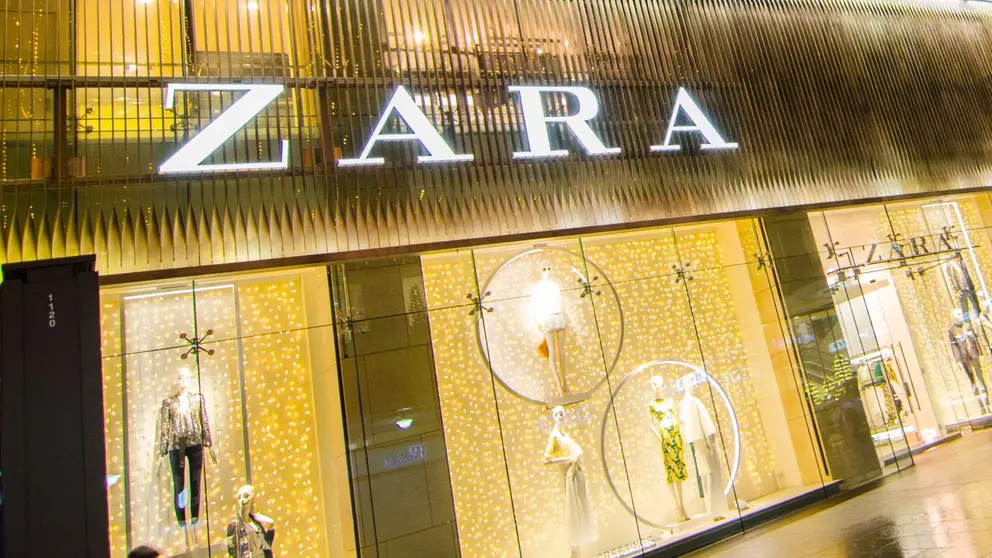 Exterior de una tienda de Zara en Navidad