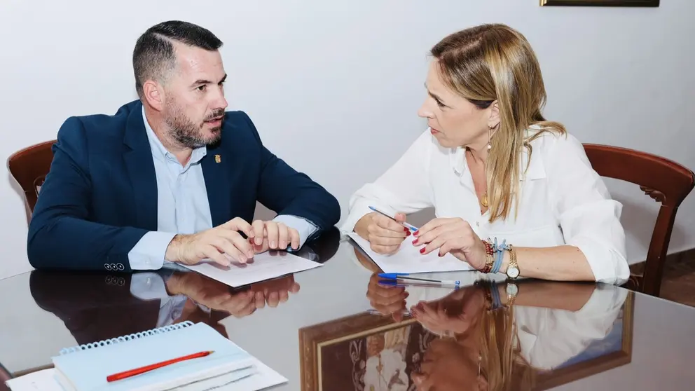 La presidenta de la Diputaci&oacute;n, Almudena Mart&iacute;nez, junto a Andr&eacute;s Clavijo