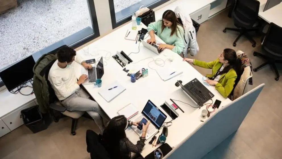 J&oacute;venes trabajando en una oficina