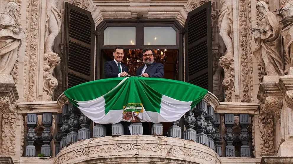 Juanma Moreno, junto al actor Paco Tous | Salvador L&oacute;pez Medina