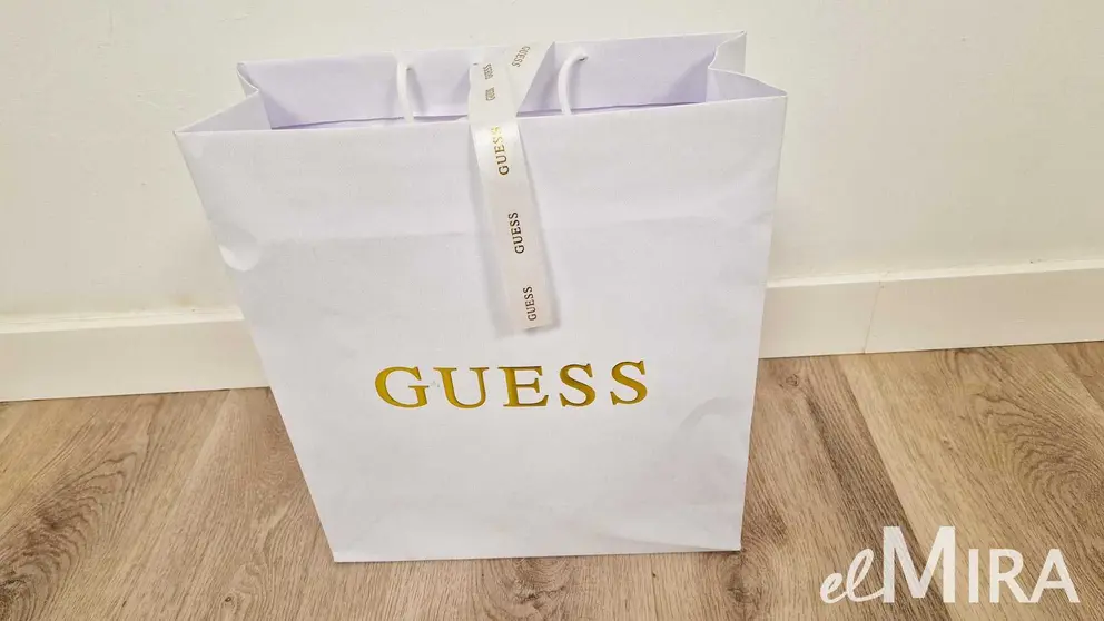 Bolsa de compra de la firma GUESS