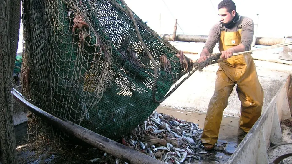 La pesca de arrastre representa el sustento para muchas familias en Andaluc&iacute;a