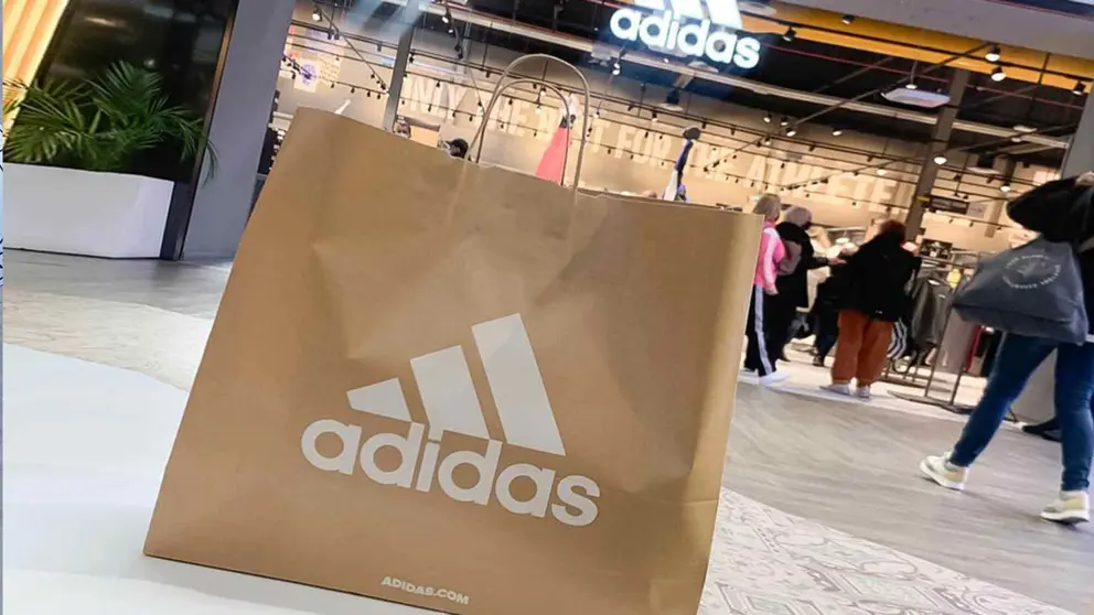 Bolsa de compra Adidas frente a su tienda