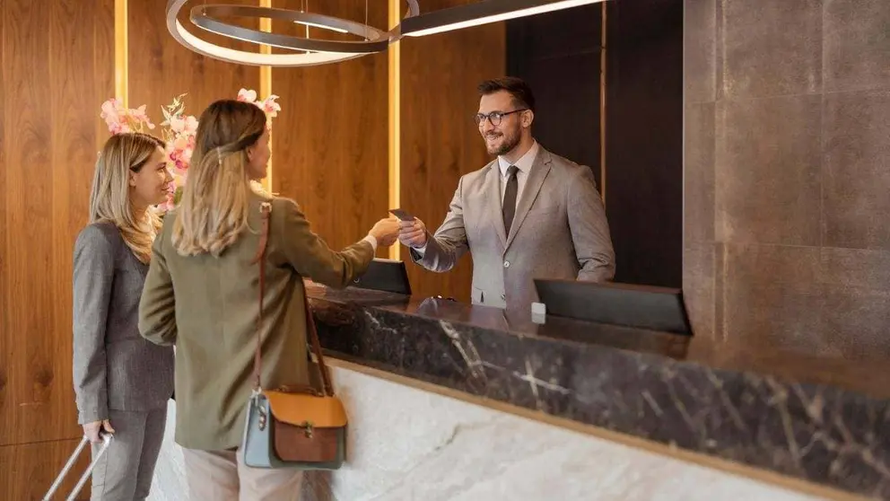 Turistas, en la recepci&oacute;n de un hotel en Andaluc&iacute;a