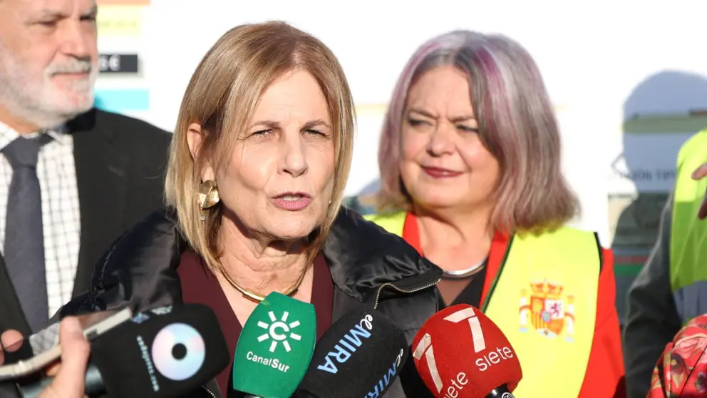 La alcaldesa, Mar&iacute;a Jos&eacute; Garc&iacute;a-Pelayo, atendiendo a los medios | Cristo Garc&iacute;a