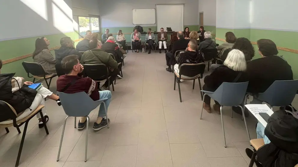 La Barriada de la Asunci&oacute;n reunida con representantes del Ayuntamiento y la Consejer&iacute;a