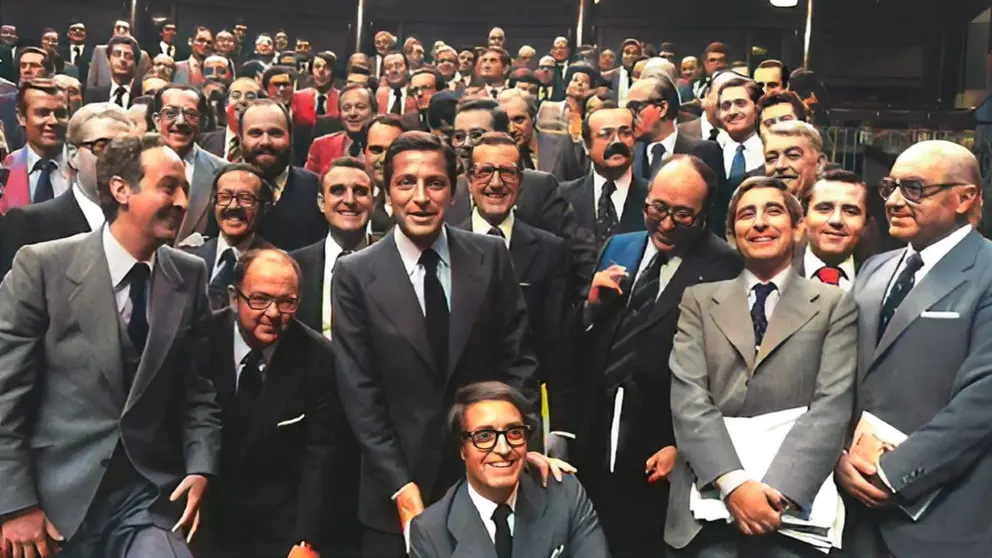 Adolfo Su&aacute;rez junto a su grupo parlamentario de la UCD tras la aprobaci&oacute;n de la Constituci&oacute;n en el Congreso de los Diputados