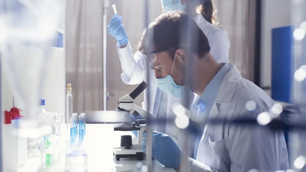 Cient&iacute;ficos durante una investigaci&oacute;n