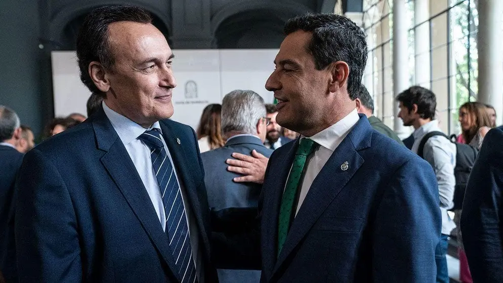 Juanma Moreno, junto al consejero G&oacute;mez Villamandos