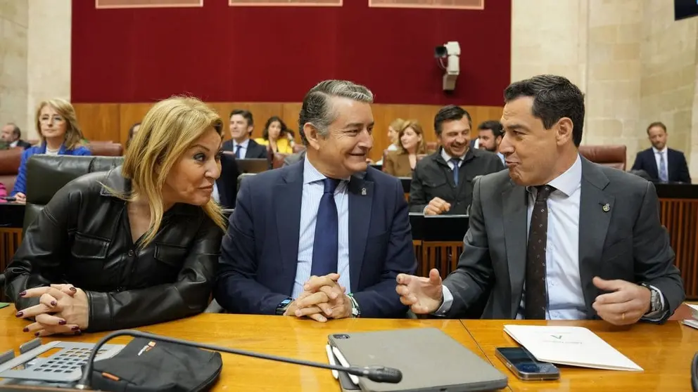 Juanma Moreno, junto a Antonio Sanz y Carolina Espa&ntilde;a