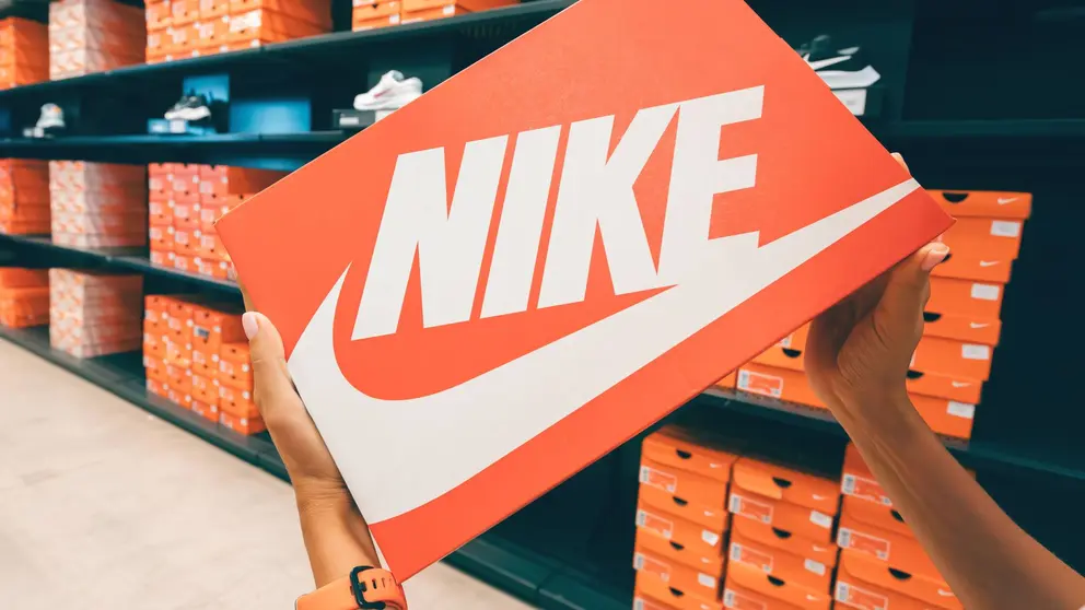 Caja de zapatillas en tienda NIKE