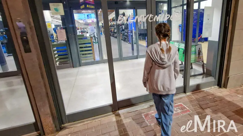 Puerta de entrada a Decathlon en Jerez