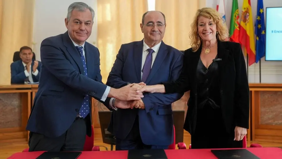 Los alcaldes de Sevilla y Huelva, Jos&eacute; Luis Sanz y Pilar Miranda junto al presidente de la C&aacute;mara Municipal de Faro