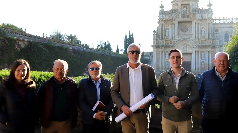 El teniente de alcaldesa, Jaime Espinar, junto a la AA.VV. de la Cartuja