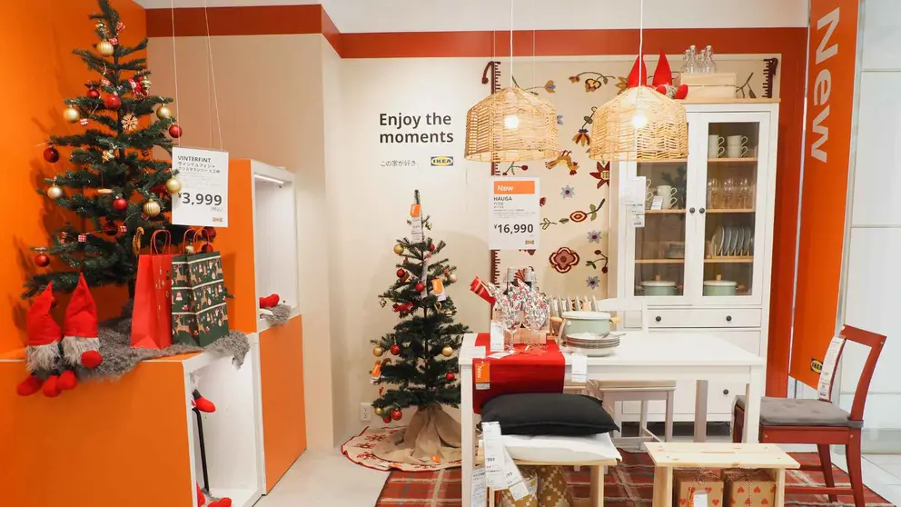 Una tienda de Ikea decorada por Navidad