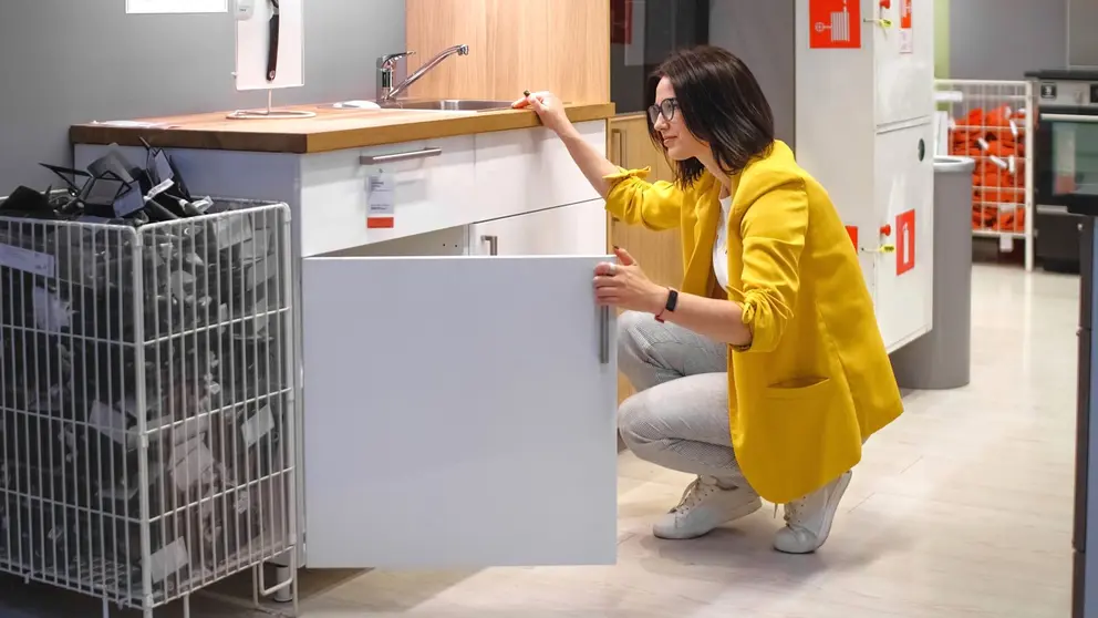 Clienta de IKEA visita la secci&oacute;n de cocinas