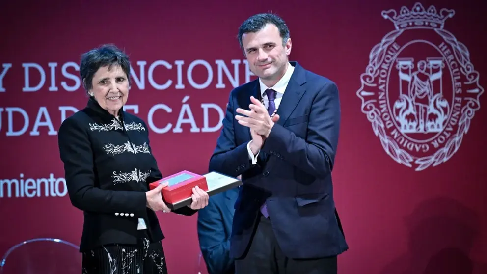 Iria Jes&uacute;s de la Calle, viuda de Carlos D&iacute;az Medina, recoge el t&iacute;tulo de Regidor Honorario de manos del alcalde, Bruno Garc&iacute;a