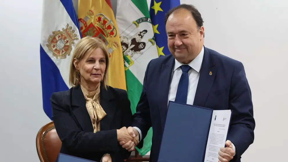 La alcaldesa y el rector de la UCA firmando el protocolo general de colaboraci&oacute;n | Cristo Garc&iacute;a