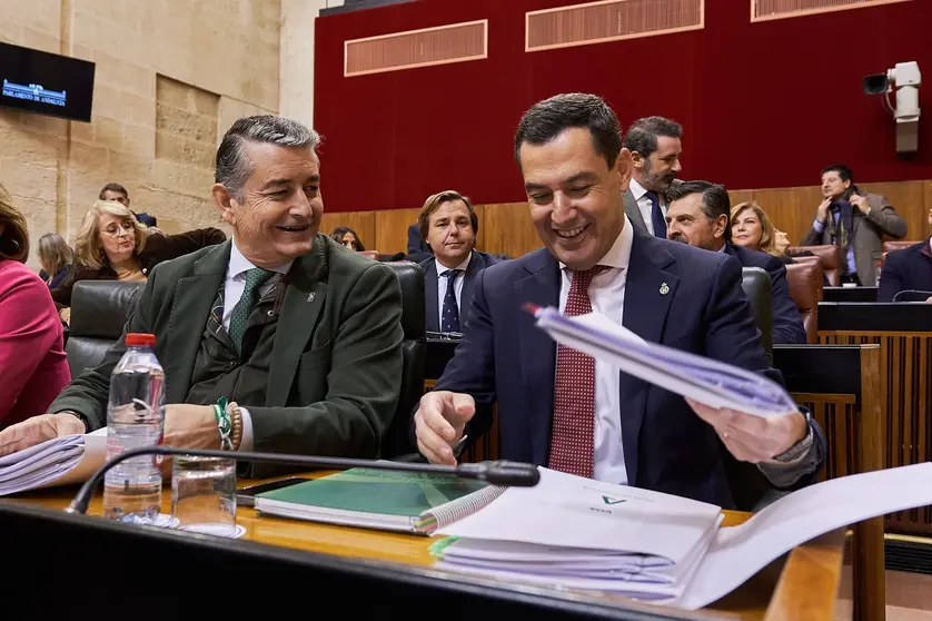Juanma Moreno y Antonio Sanz, durante el Debate sobre el Estado de la Comunidad | Salvador L&oacute;pez Medina