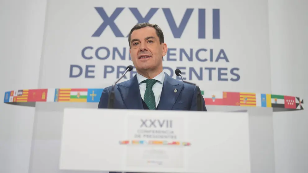 Juanma Moreno, atendiendo a los medios tras asistir al Congreso de Presidentes