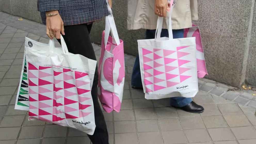 Clientas de El Corte Ingl&eacute;s de compras