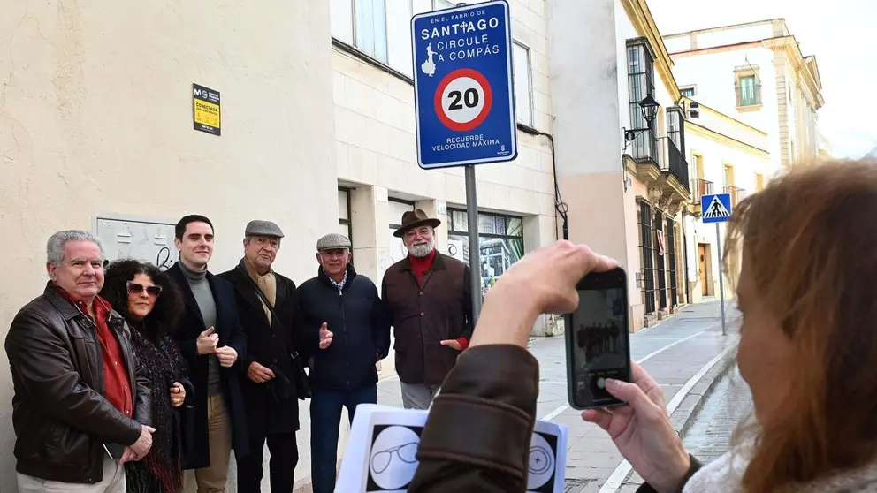 Presentaci&oacute;n de la se&ntilde;alizaci&oacute;n 'En el Barrio de Santiago circule a comp&aacute;s' en Jerez 3