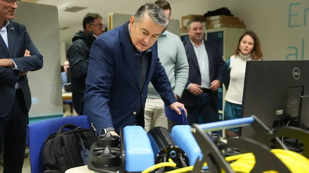 Antonio Sanz durante su visita al Cubo de Telef&oacute;nica en Sevilla