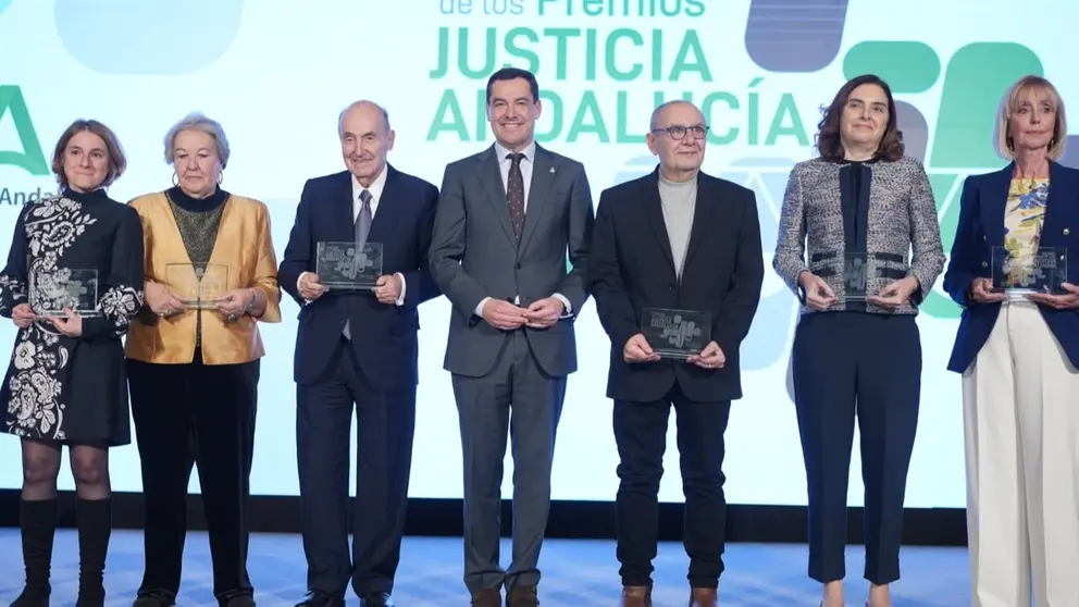 Juanma Moreno, en el centro de la imagen, ha reivindicado la independencia de los jueces