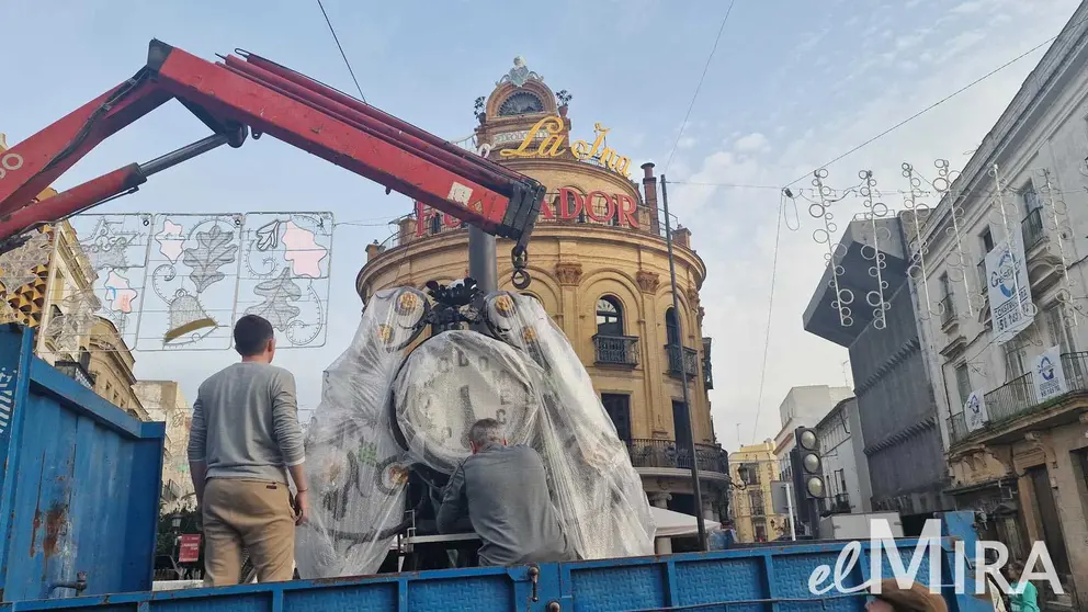 Montaje del Reloj del Gallo Azul en Jerez